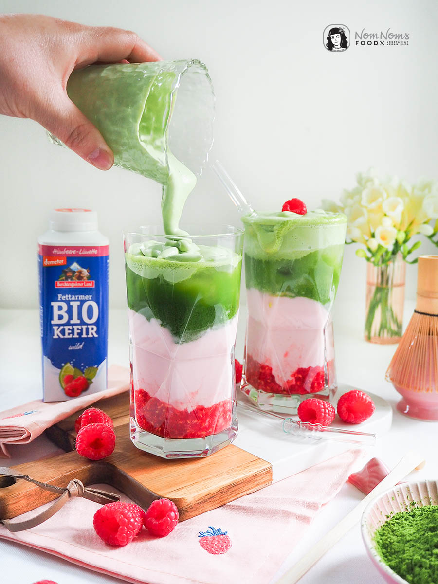 Matcha-Himbeer-Kefir-Mocktail mit Matcha Cloud
