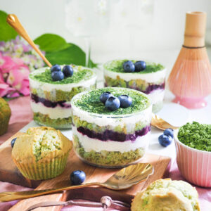 Matcha-Blaubeer-Tiramisu im Glas mit Matcha-Muffins aus dem Airfyer Backen mit Butterschmalz